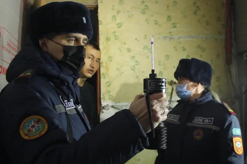 С помощью газоанализатора проверяют дома многодетных семей в Усть-Каменогорске