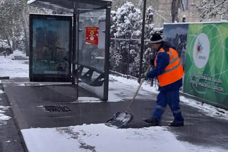 Около тысячи рабочих очищают Алматы от снега