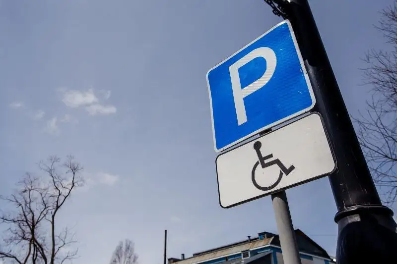 За парковку на местах инвалидов наказали около тысячи водителей в Алматы