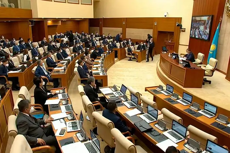 Májiliste jańadan saılanǵan depýtattar ant berip jatyr
