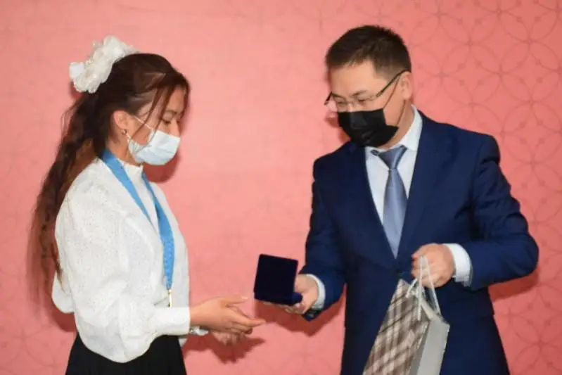 Медалью Елбасы наградили 13 школьников из Туркестана