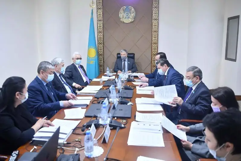 Сенаторы обсудили развитие обрабатывающей промышленности