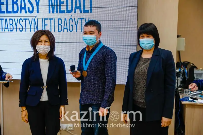 Столичных учащихся наградили «Медалью Елбасы»