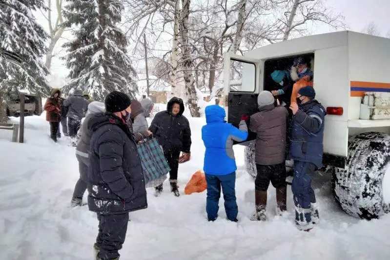 Пленники непогоды: спасатели добрались в отрезанный снегопадом населенный пункт в ВКО