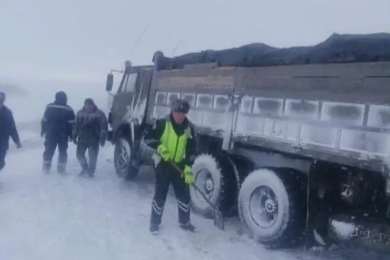 КамАЗ опрокинул в кювет водитель на трассе в Павлодарской области