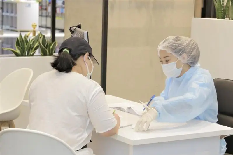 Жители столицы активно вакцинируются казахстанской вакциной QazVac