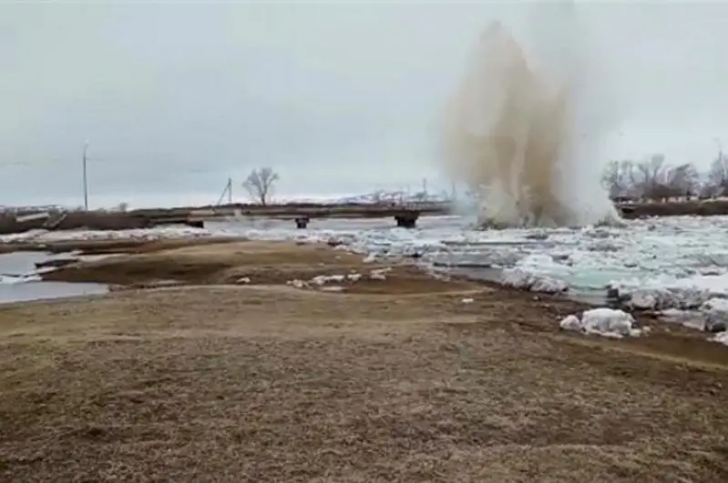 Уровень переливов снижают на дорогах в Карагандинской области