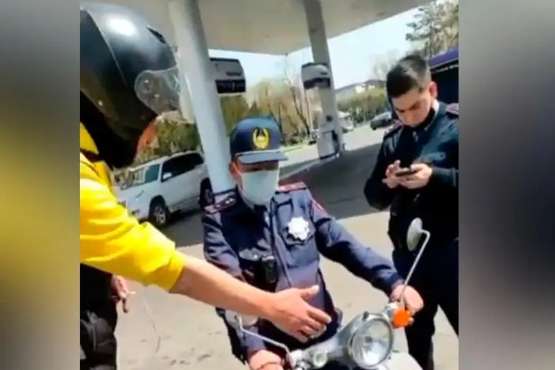 У курьеров забирают мопеды в Алматы: в полиции рассказали подробности