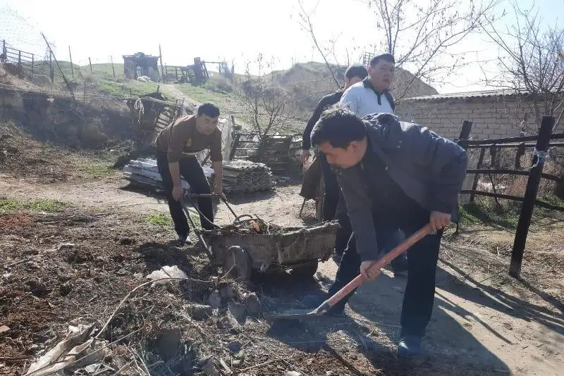 Сотрудники акимата помогли пожилым расчистить дворы в Келесском районе