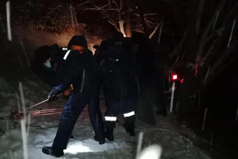 Машина с пассажирами повисла над обрывом в Алматинской области