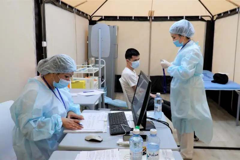 Карагандинцы могут привиться от КВИ в торговых домах города