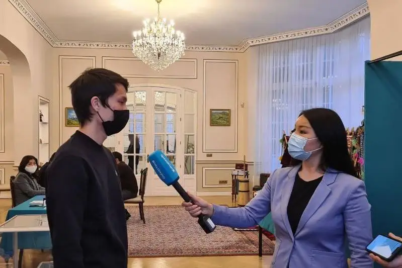 Впервые проголосовавшего казахстанца поздравили в Брюсселе