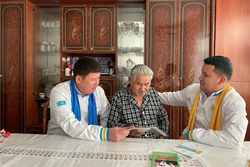 Saılaý: «Nur Otan»-nan kandıdattar úılerdi aralap, úgit júrgizýde