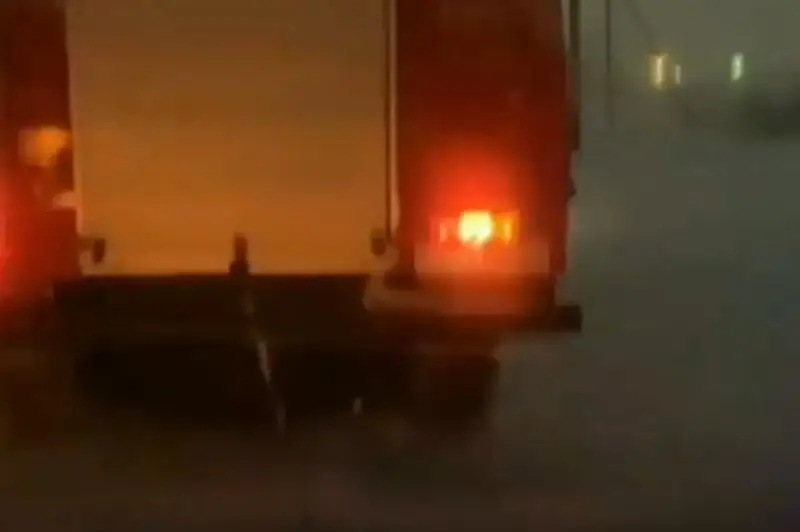 Пожарные вытянули из снежного заноса машины скорой помощи в Жезказгане