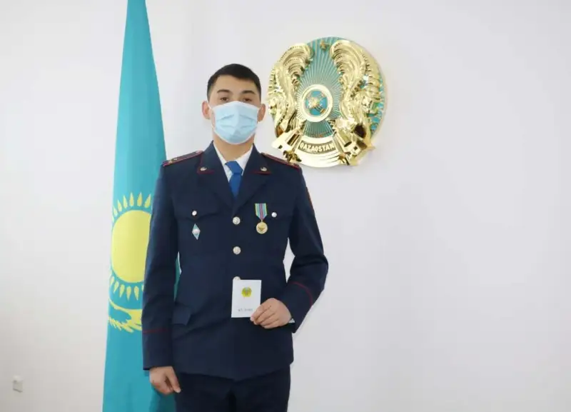 Медаль за спасение женщины из огня вручили участковому из ВКО