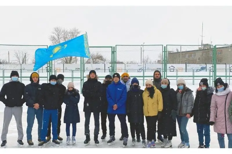 Зарядку со звездами на льду устроили в Костанае
