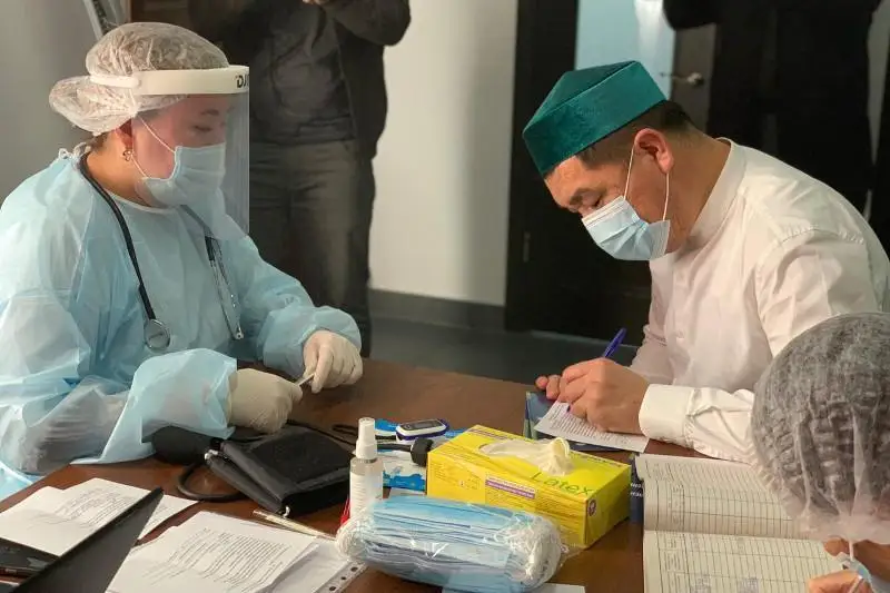 Главный имам Кокшетау получил вакцину от коронавируса