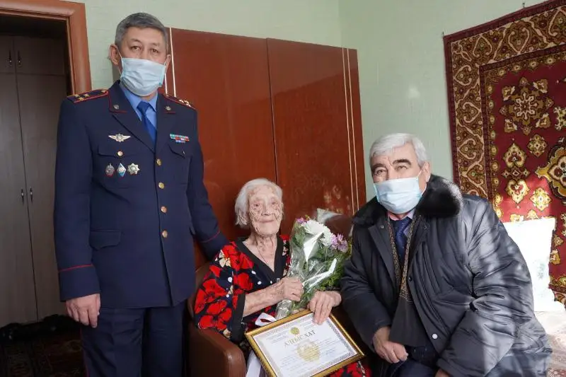 Ветерана ВОВ со 100-летием поздравили костанайские полицейские