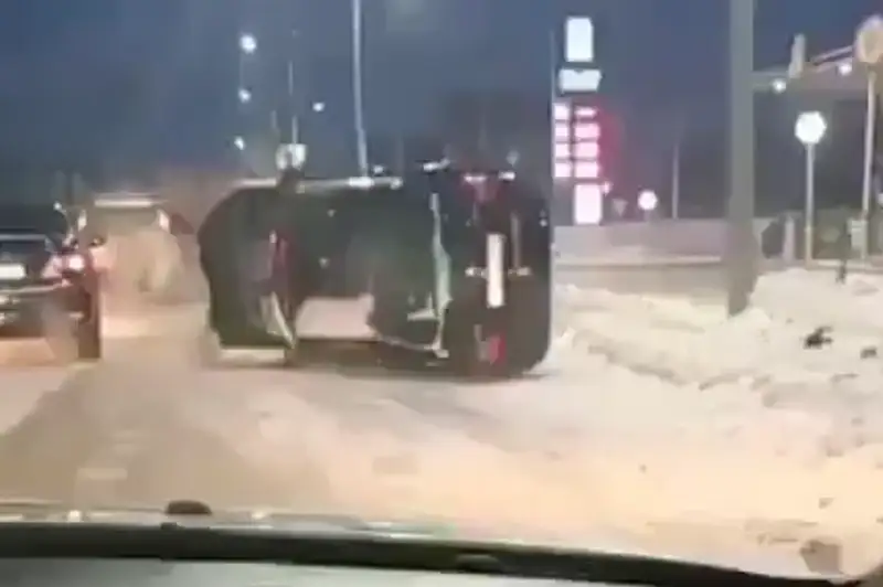 Наехал на сугроб и опрокинул машину водитель в Петропавловске