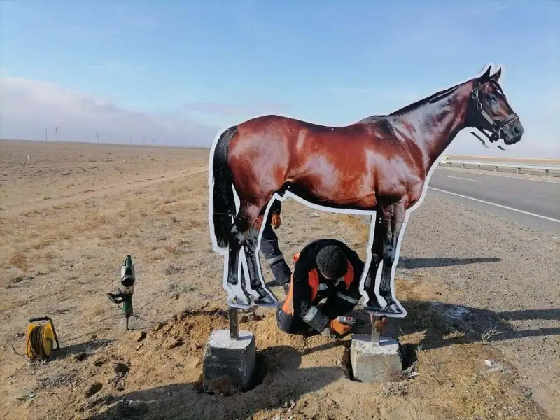 Муляжи домашних животных устанавливают на трассах в Мангыстауской области