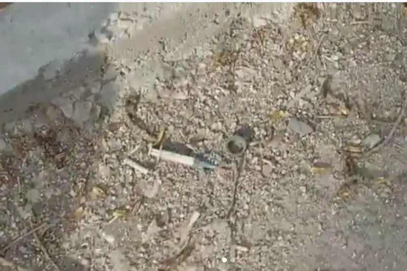 Использованные шприцы на тротуаре возмутили алматинцев