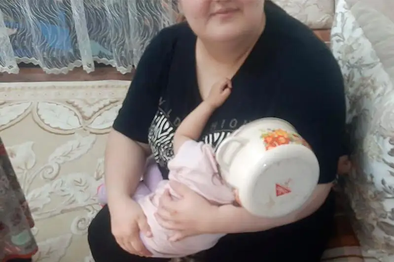 Голова полуторогодовалой девочки из Шымкента застряла в кастрюле