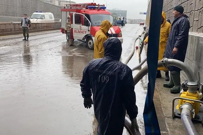 Ливень в  Алматы: акимат устраняет подтопления