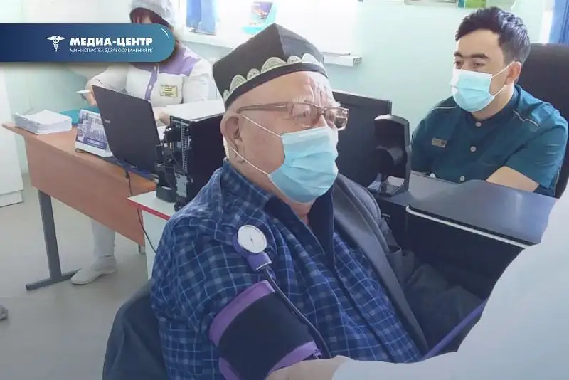 90-летний житель Шымкента получил вакцину против коронавируса