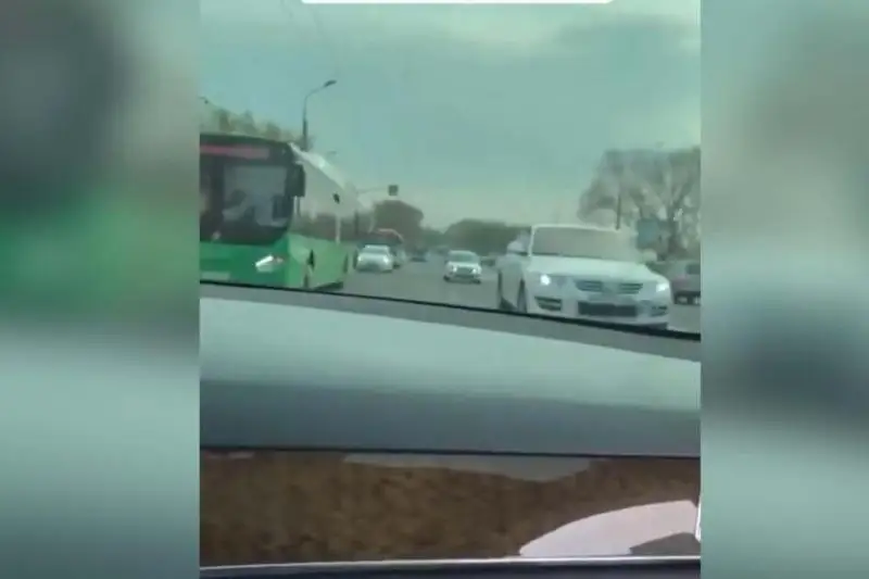 Выехавшего на «встречку» водителя арестовали в Алматы