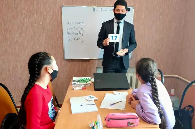 Балхашская молодёжь бесплатно учит детей английскому языку