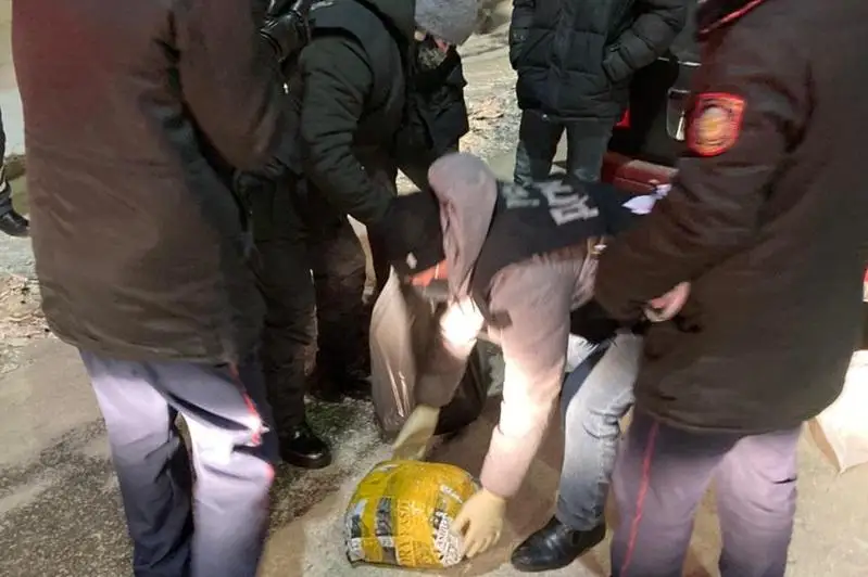 Дважды судимого мужчину задержали с мешком марихуаны в Петропавловске