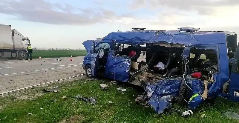 Автобус с юными спортсменами столкнулся с грузовиком в РФ, пятеро погибли