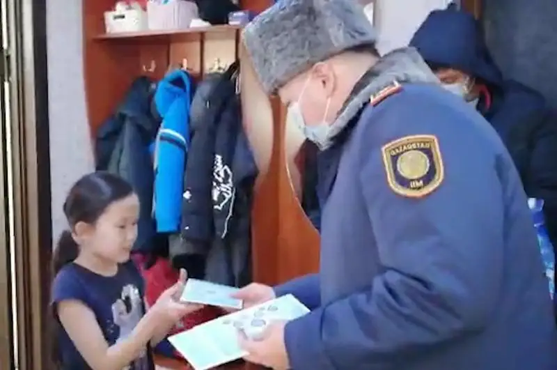 Turǵymbaev qaza tapqan aqmolalyq eki polıtseıdiń otbasylaryn merekemen quttyqtady