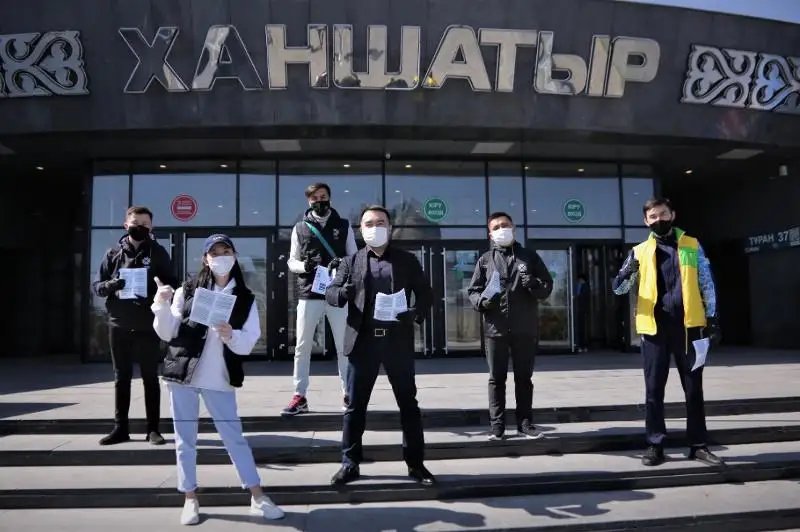 Волонтеры раздали жителям столицы буклеты с информацией о важности вакцинации