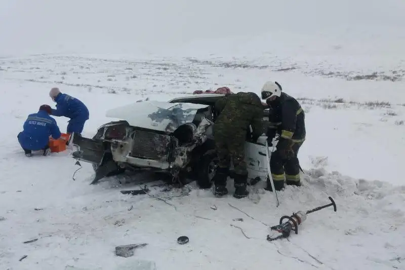 Из искореженного автомобиля извлекли водителя спасатели в ВКО