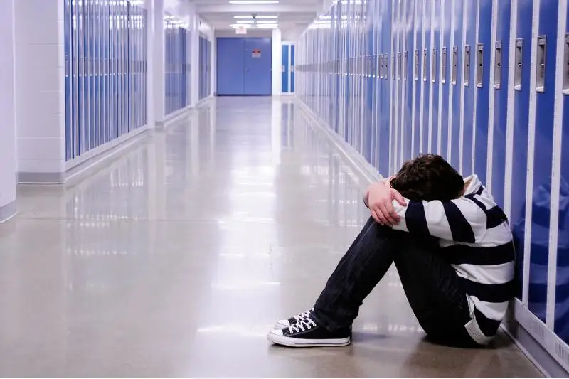 Буллинг значительно снижает успеваемость школьников – Минобразования