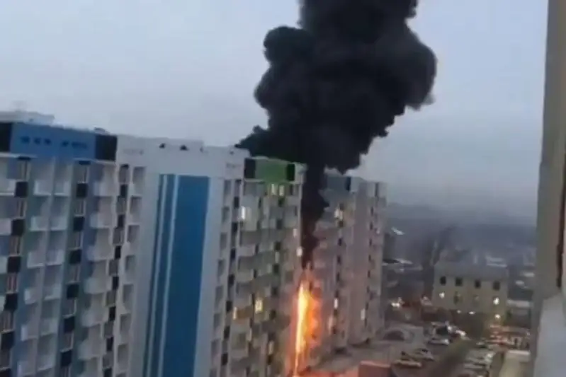 Жилой комплекс загорелся в поселке Бесагаш