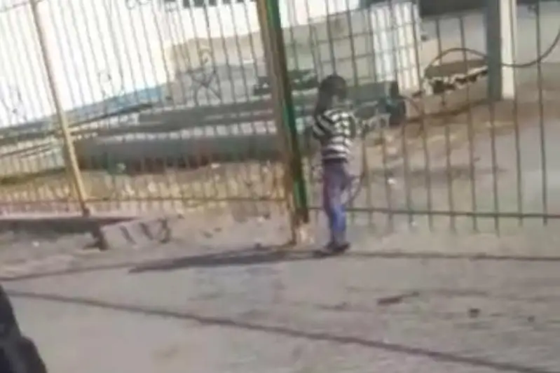 Туркестанские полицейские спасли застрявшего в ограждении малыша