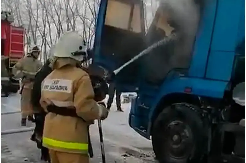 Загоревшийся на трассе грузовик помогли потушить полицейские в Акмолинской области