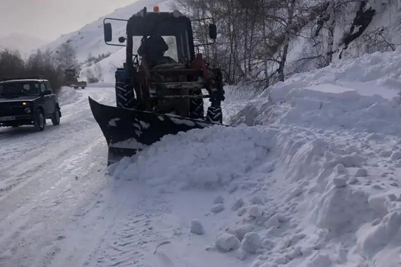Профилактические спуски лавин провели спасатели в ВКО