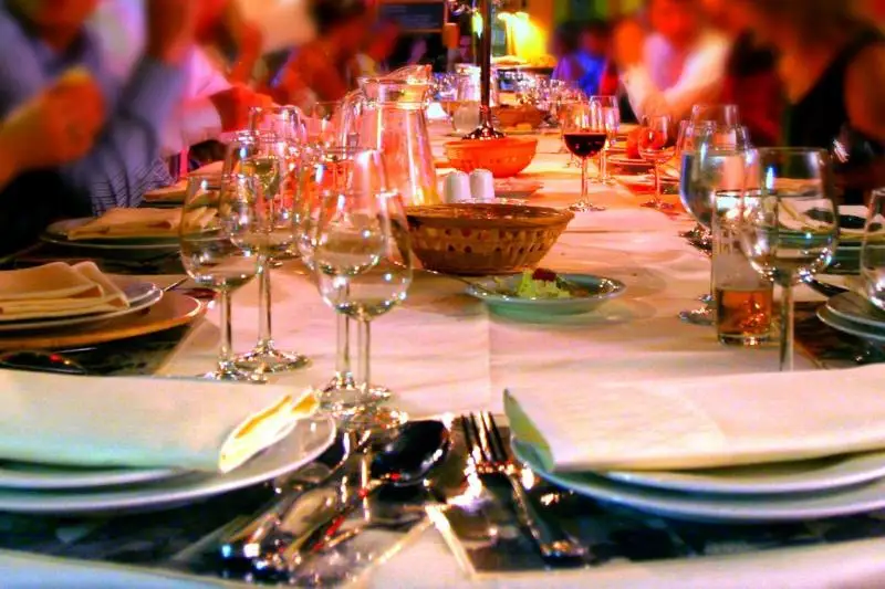 Массовые застолья продолжают устраивать в столичных барах во время карантина