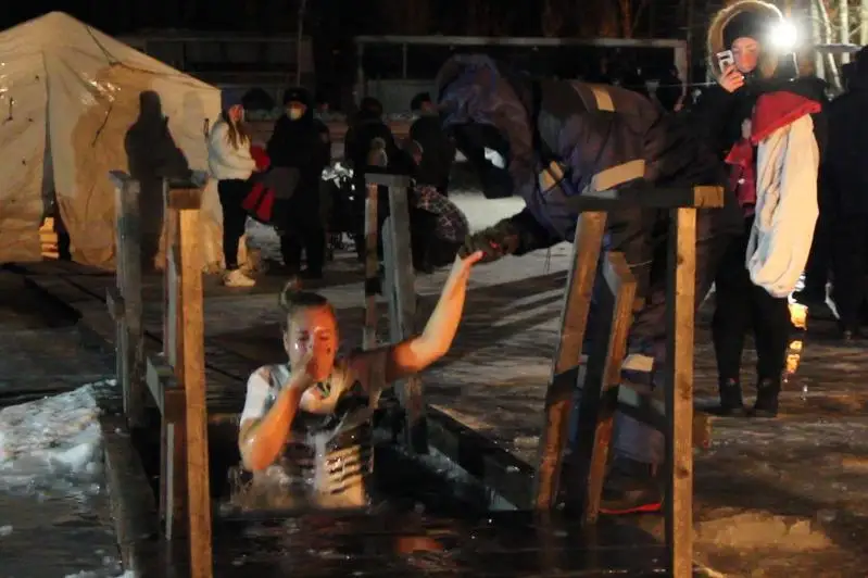 Более 5 тысяч человек искупались в Крещенскую ночь в ВКО