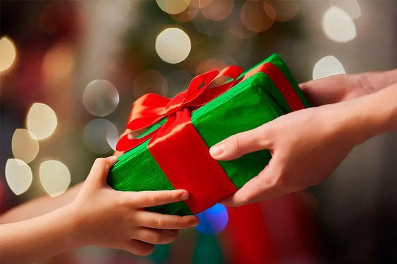 Более семи тысяч особенных детей получили подарки от нефтяников в Атырау