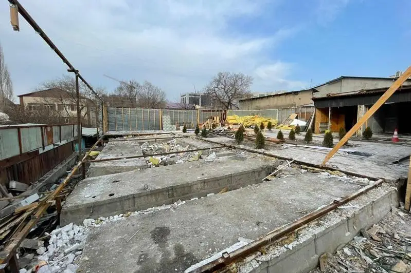 Трехэтажную гостиницу и цветочный магазин снесли в Алматы