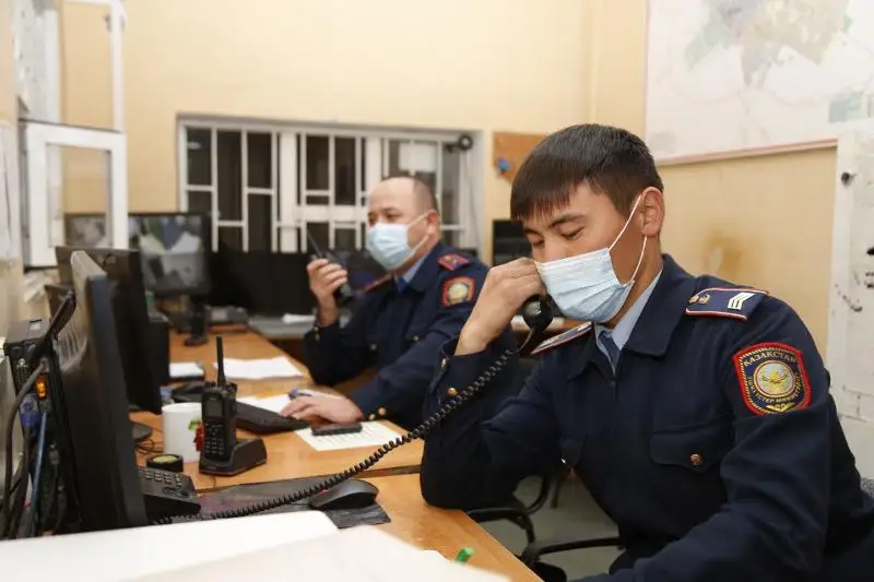 В Туркестане мужчина при «падении» украл дорогой смартфон у девушки