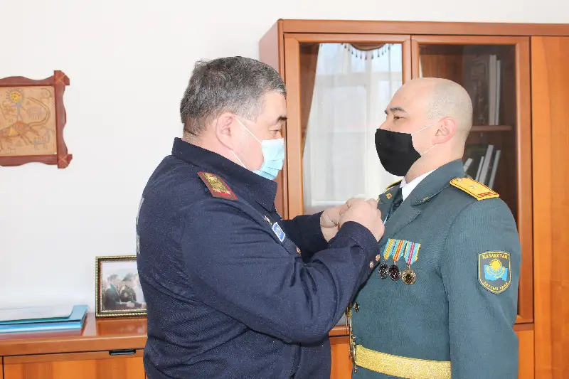 В Нур-Султане наградили спасшего трех человек военнослужащего Нацгвардии