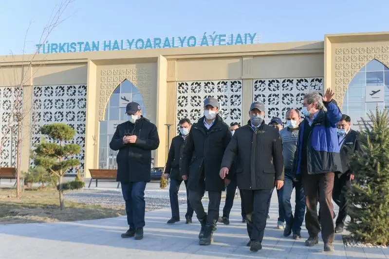 Сливы посадили вдоль дороги в аэропорт Туркестана