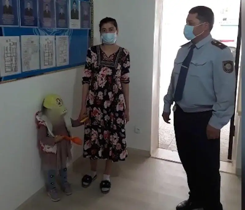 В Туркестанской области участковые инспекторы вернули матери пропавшую 3-летнюю девочку