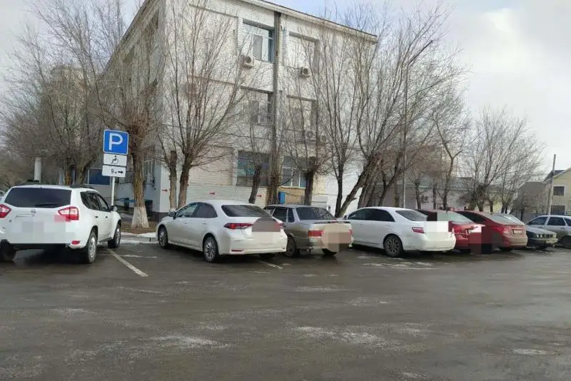 10 водителей наказаны за парковку на местах для инвалидов в Атырау