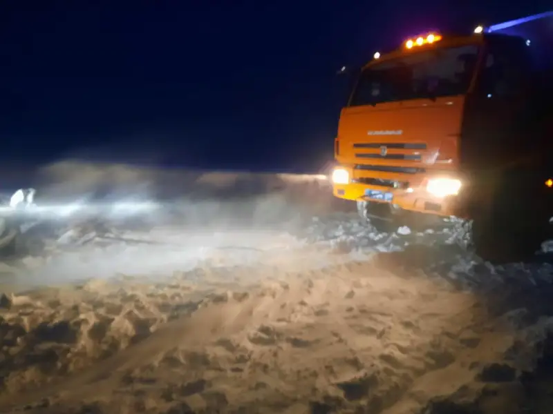 Троих человек спасли и 15 эвакуировали с автодороги в Карагандинской области